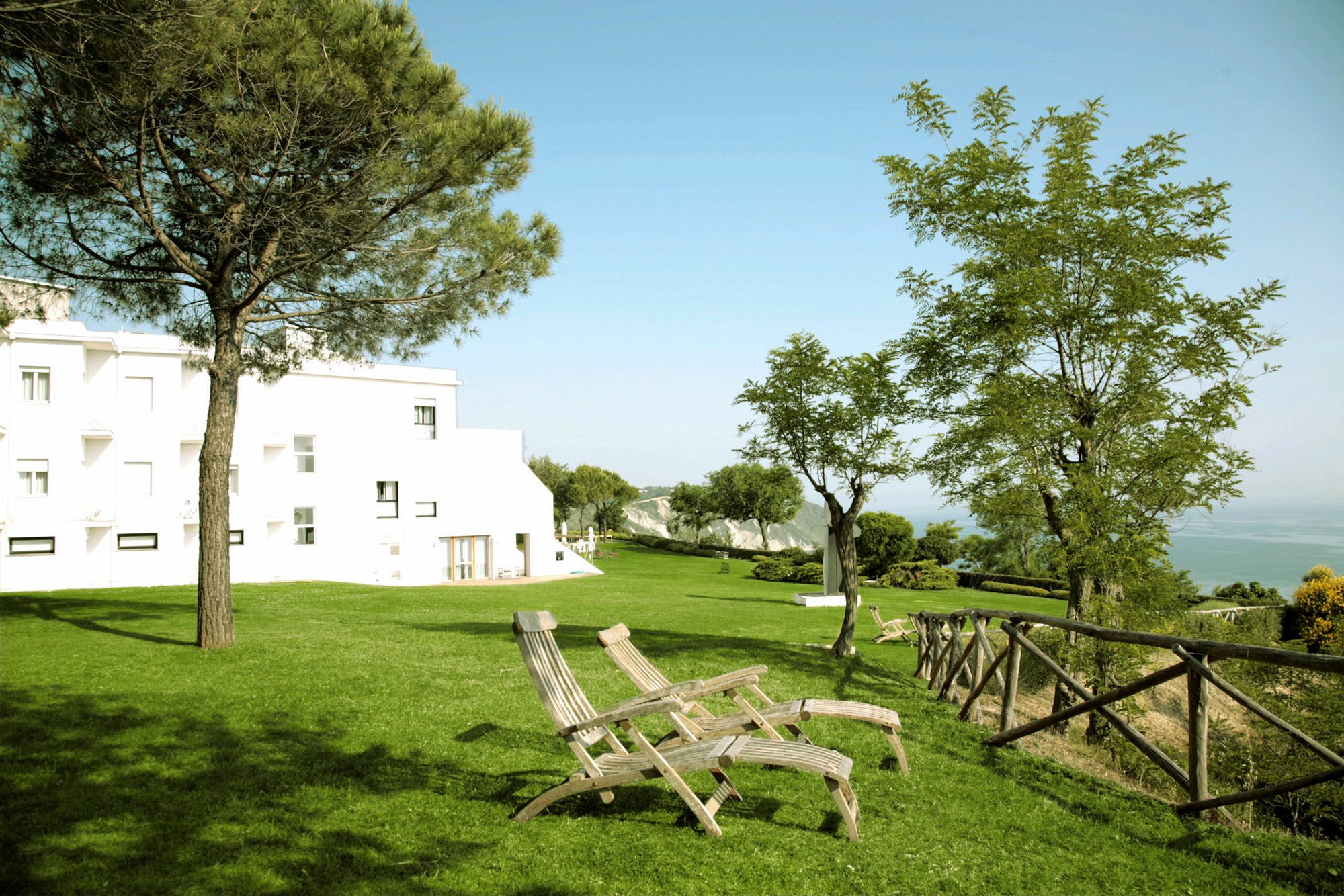 Emilia Hotel 4*